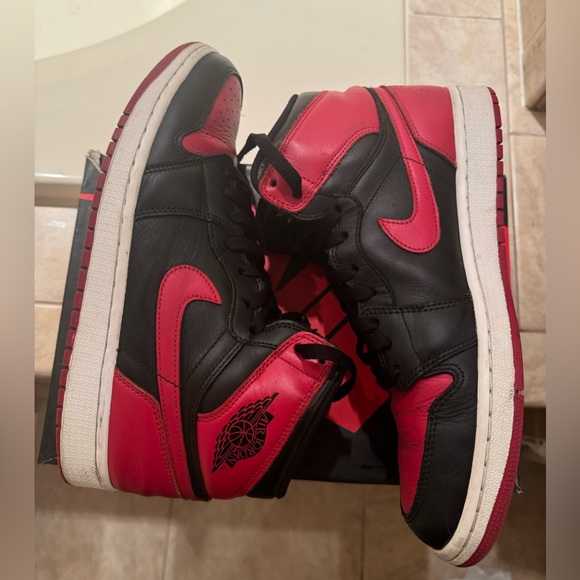 Jordan ‘Banned’ 1s - Picture 1 of 6
